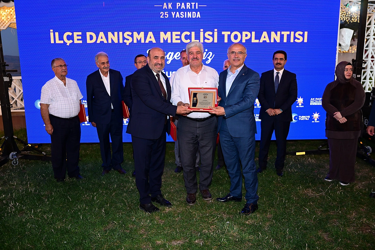 AK Parti'de 25. Yıl buluşması: Eski teşkilat mensuplarına vefa plaketi