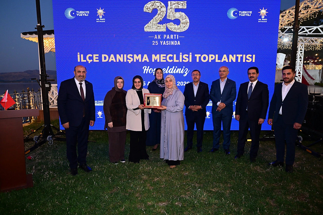 AK Parti'de 25. Yıl buluşması: Eski teşkilat mensuplarına vefa plaketi