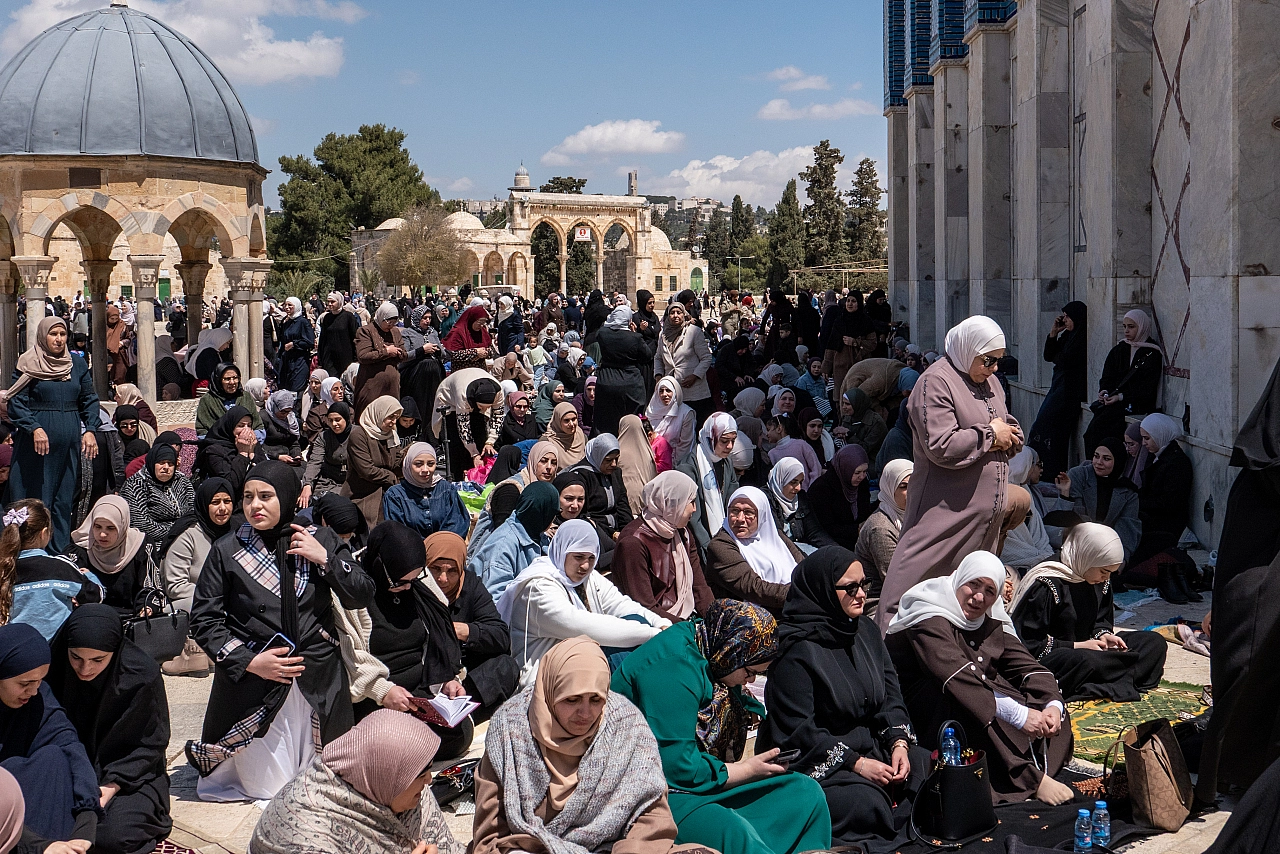 Filistinliler, 5 haftadır kapalı olan Mescid-i Aksa'ya akın etti