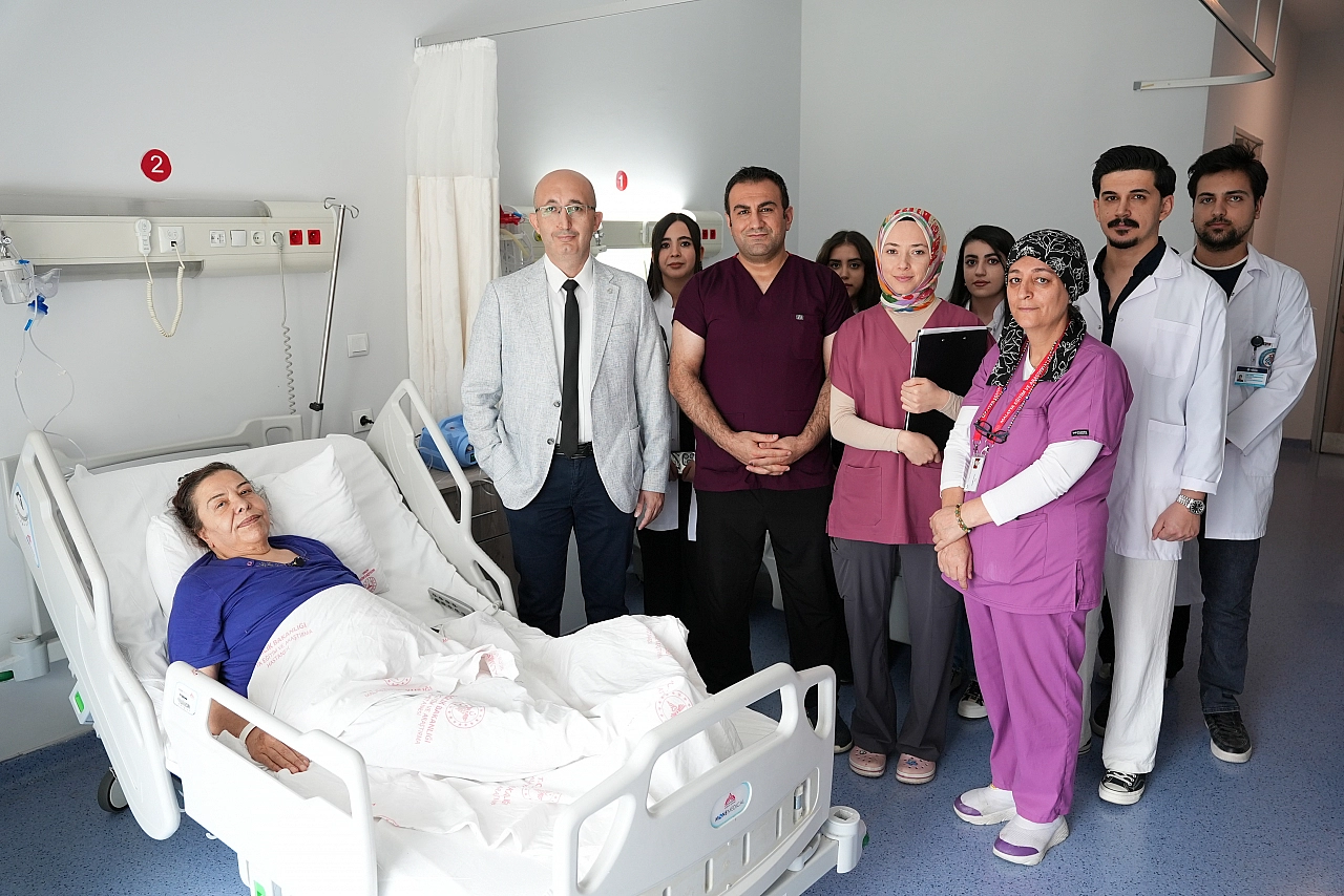 Karın ağrısıyla hastaneye başvurdu: 40 santimetrelik 15 kilogramlık kitle çıkarıldı