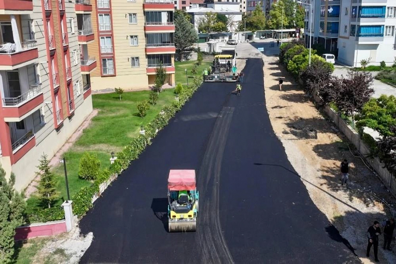 Malatya'da tozlu yollar tarih oluyor! 1500 ton sıcak asfalt döküldü
