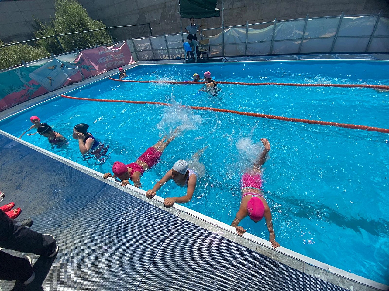 Doğanşehir'de Çocuklara Müjde! Portatif Yüzme Havuzu Hizmete Alındı!