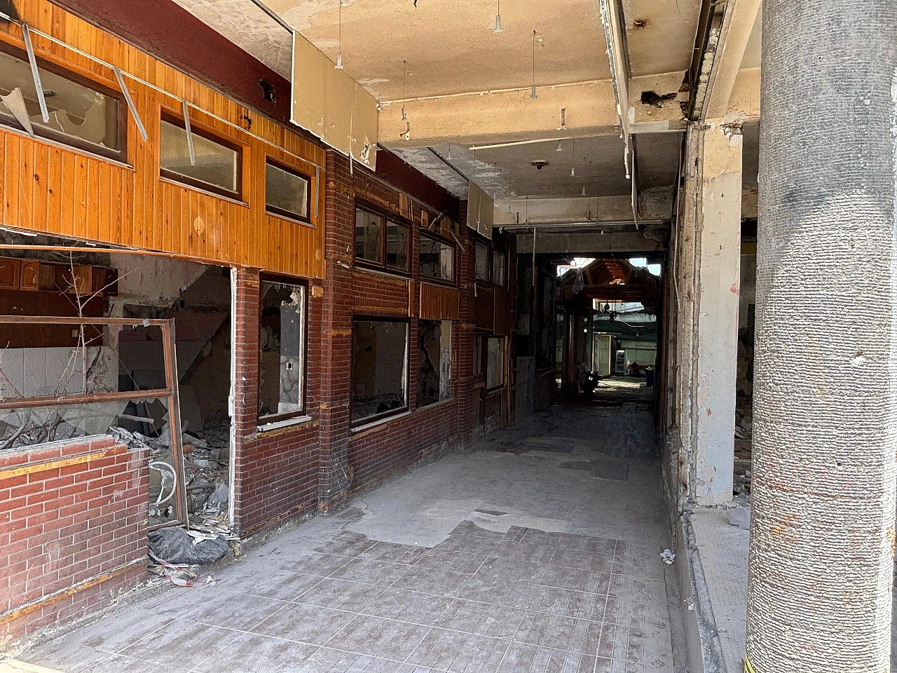 Malatya'da ağır hasarlı binalar tehlike saçıyor! 60 yıllık tarihi Pasaj yıkılmayı bekliyor…