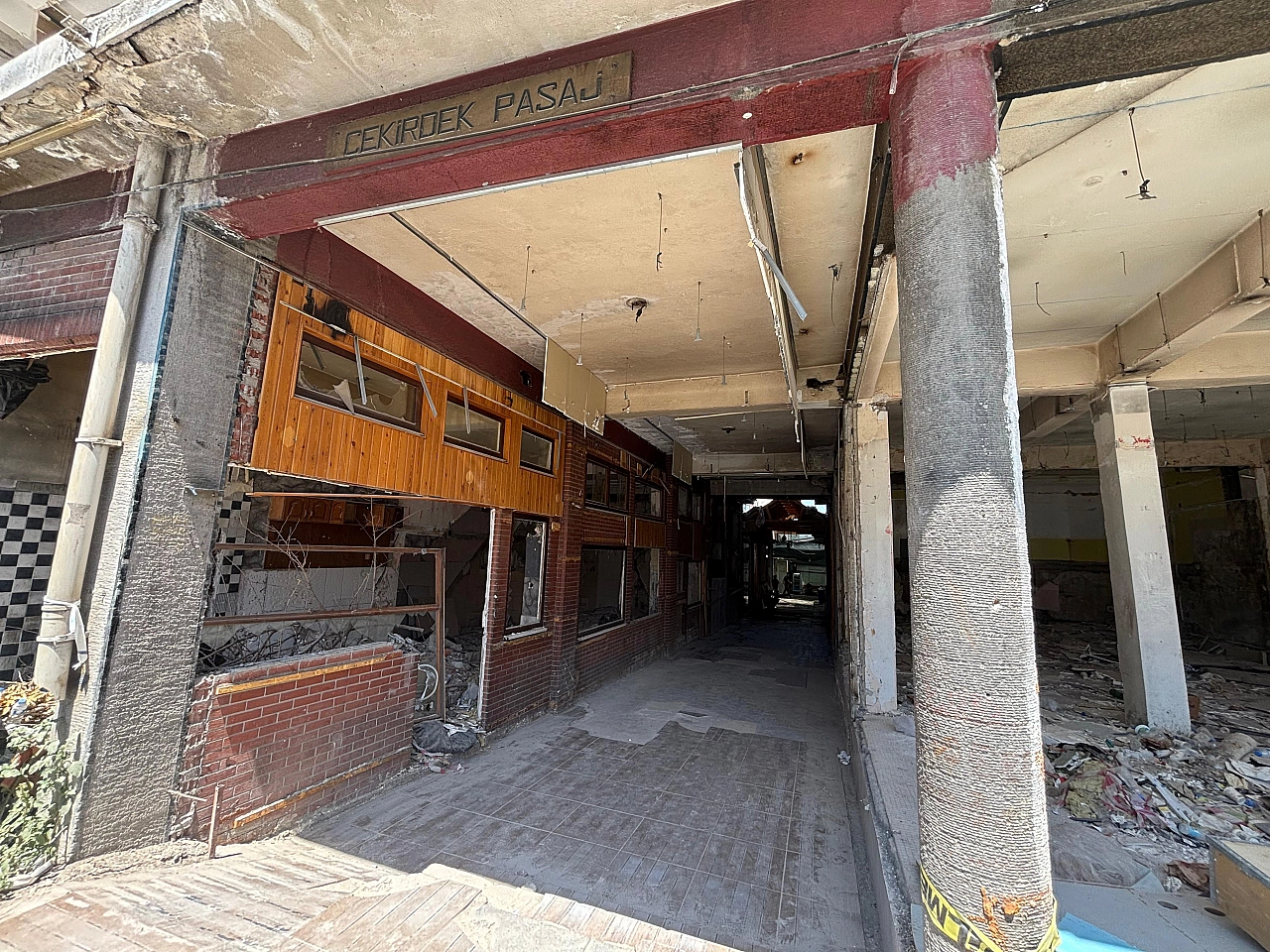 Malatya'da ağır hasarlı binalar tehlike saçıyor! 60 yıllık tarihi Pasaj yıkılmayı bekliyor…