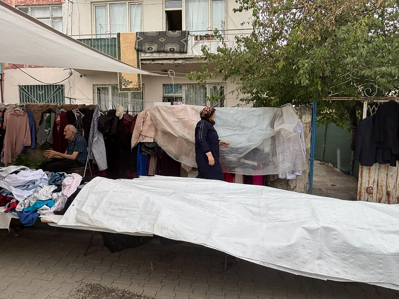 Sağanak yağış bit pazarını etkiledi! Malatya'da esnaftan yetkililere çağrı!!