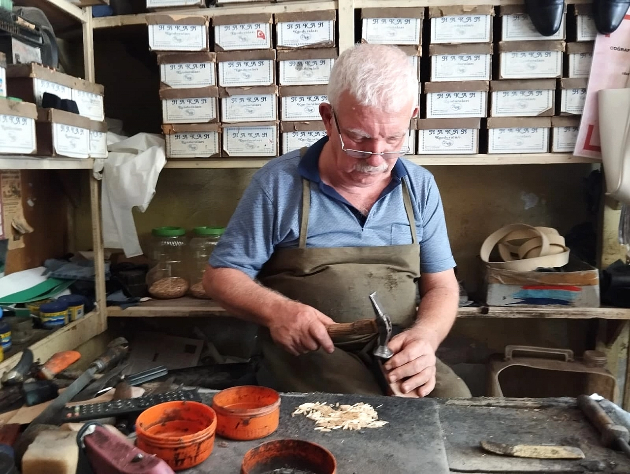 Dede Mesleğini 55 Yıldır Yaşatıyor: Malatya'da 'Tahta Çivili Ayakkabı'nın Son Ustası Çırak Arıyor