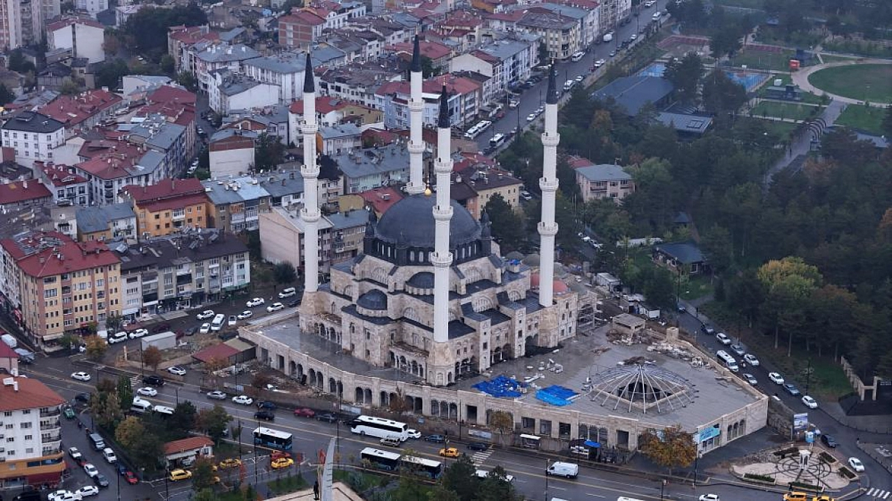 4 minareli camide ilk ezan okundu