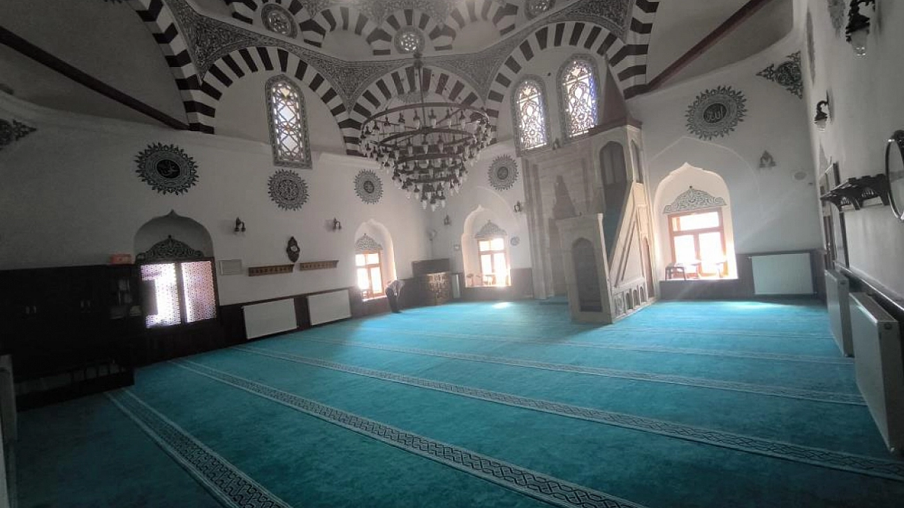 846'dan gelen hayır şartı yerine getirildi! Caminin halıları yenilendi