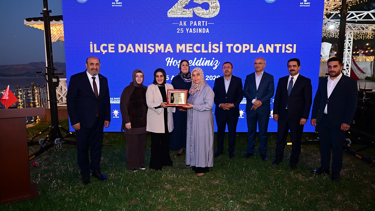 AK Parti'de 25. Yıl buluşması: Eski teşkilat mensuplarına vefa plaketi