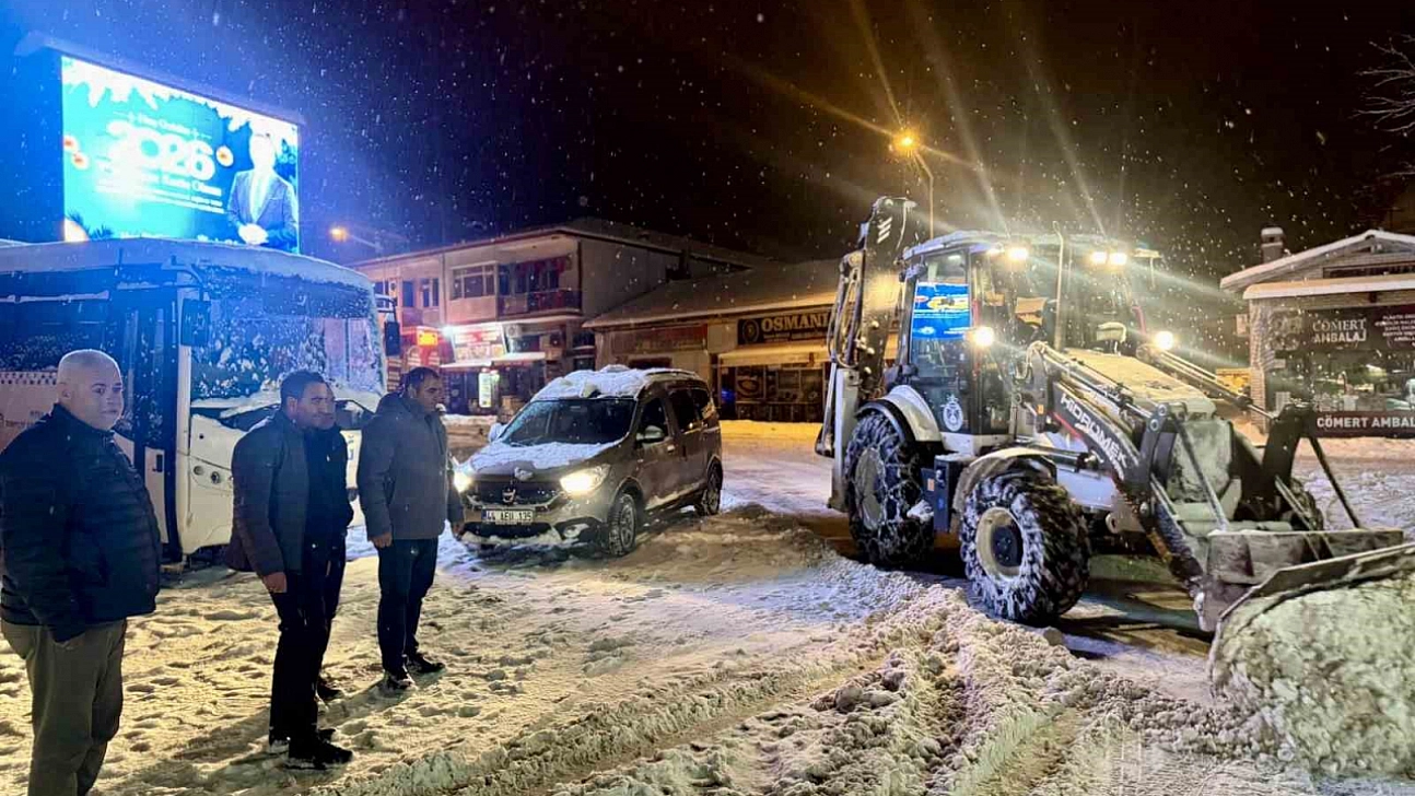 Akçadağ'da kar yağışı etkisini artırdı! Çalışmalar aralıksız sürüyor