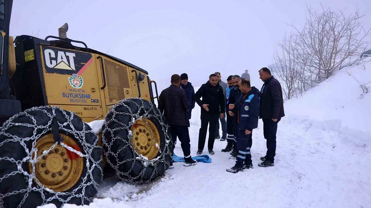 Yoldan çıkan iş makinesi kurtarıldı