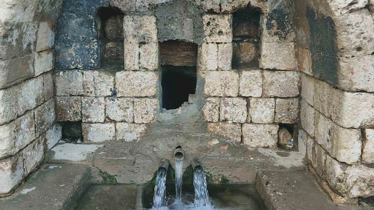Tarihi çeşmeler yağışların ardından coştu