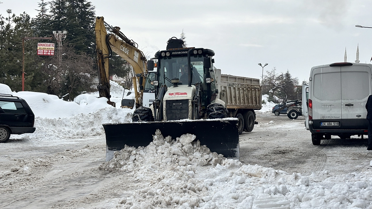 Arapgir'de kar temizliği aralıksız devam ediyor