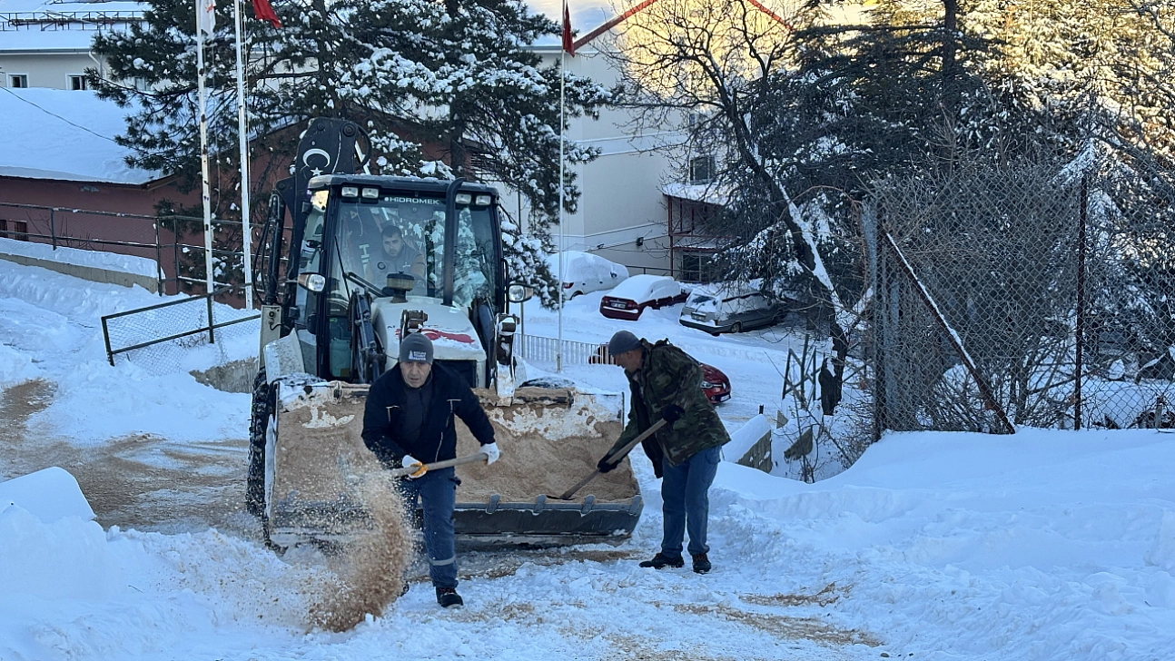 Arapgir'de karla mücadele çalışmaları sürüyor