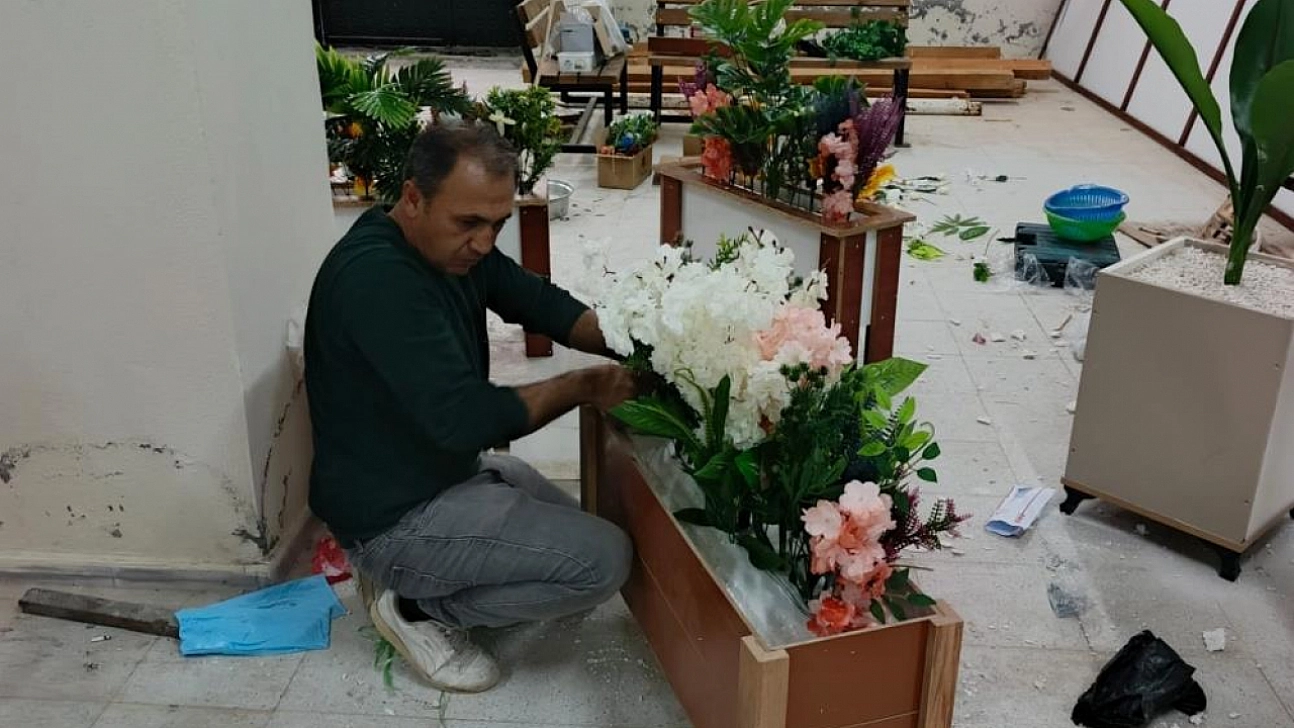 Atık malzemelerle okulunu güzelleştiriyor