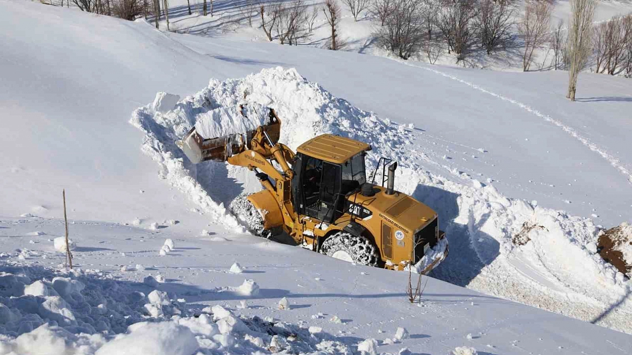 Battalgazi'de karla mücadele aralıksız sürüyor! 28 kilometrelik yol ulaşıma açıldı