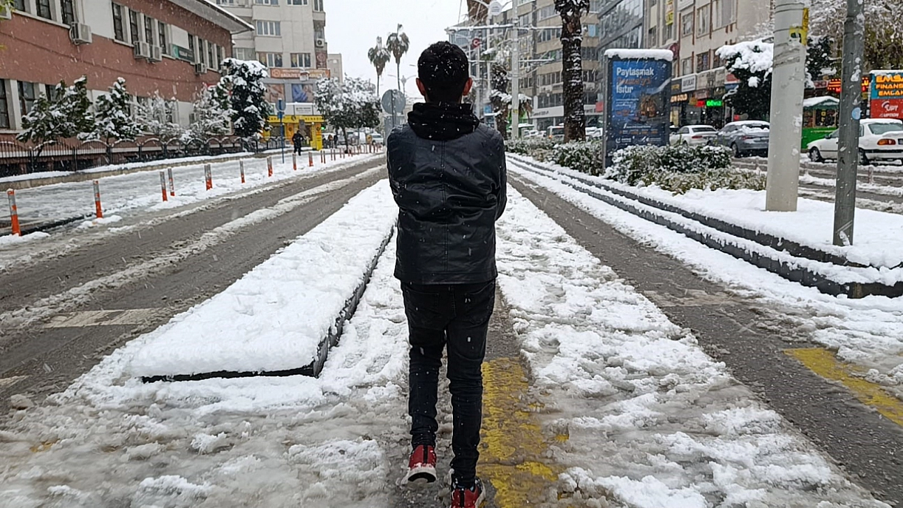 Belediye ekipleri karla mücadelede 24 saat görev başında