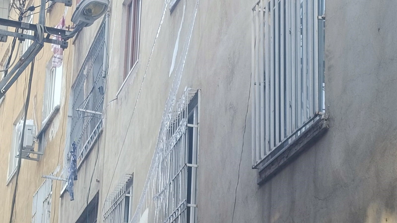 Binadan sarkan buzlar tehlike saçıyor