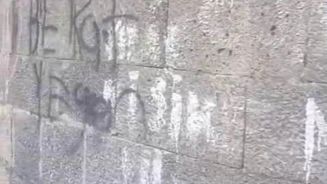 Binlerce yıllık surlara gelişigüzel yazılar yazdılar