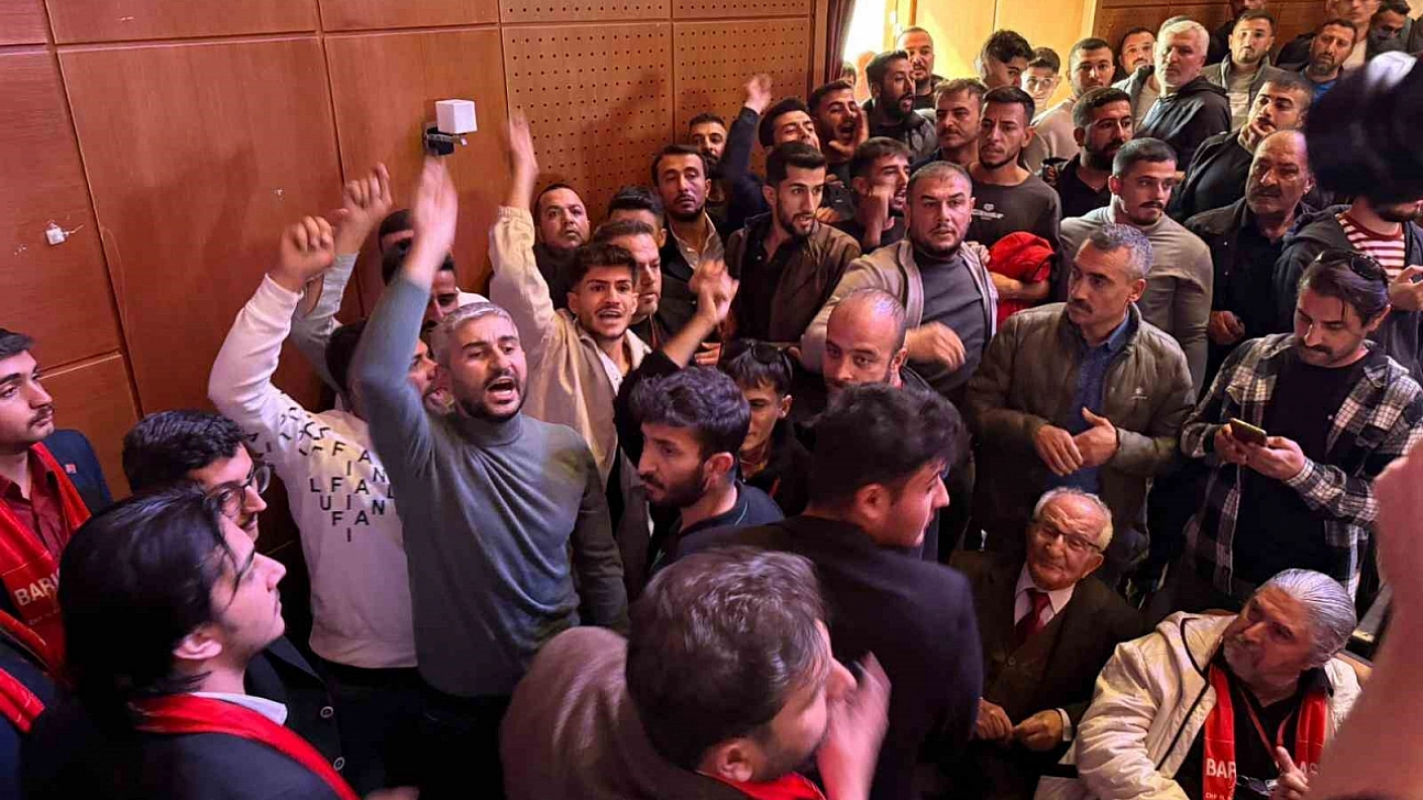 CHP İl Kongresi'nde yumruklar havada uçuştu