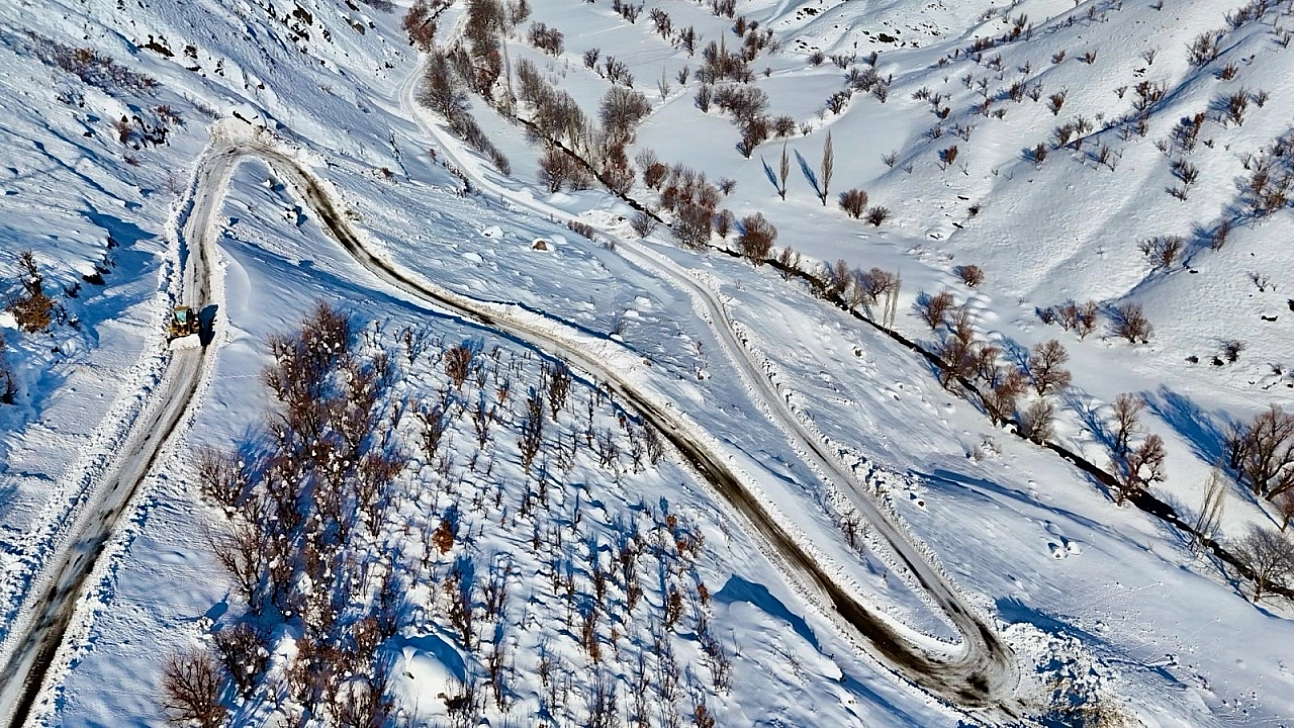 Çığ düşen yol temizlendi