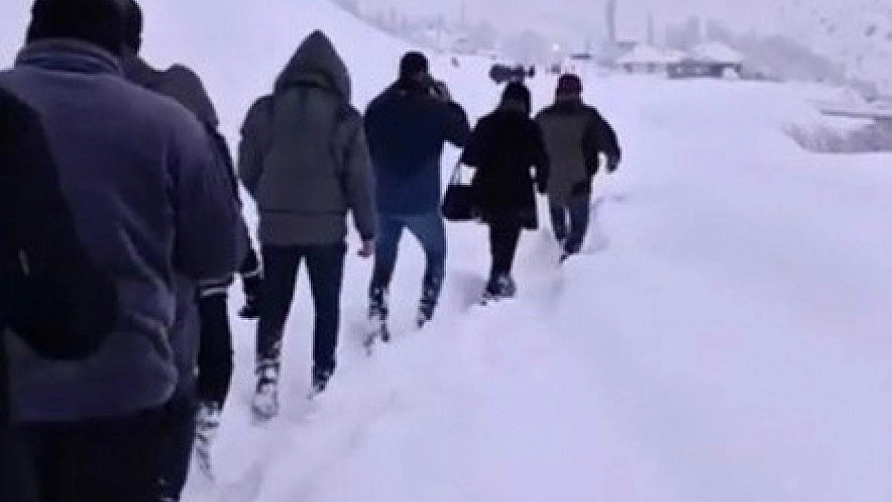 Çığla kapanan yolda mahsur kalan 100 kişi köyde misafir edildi
