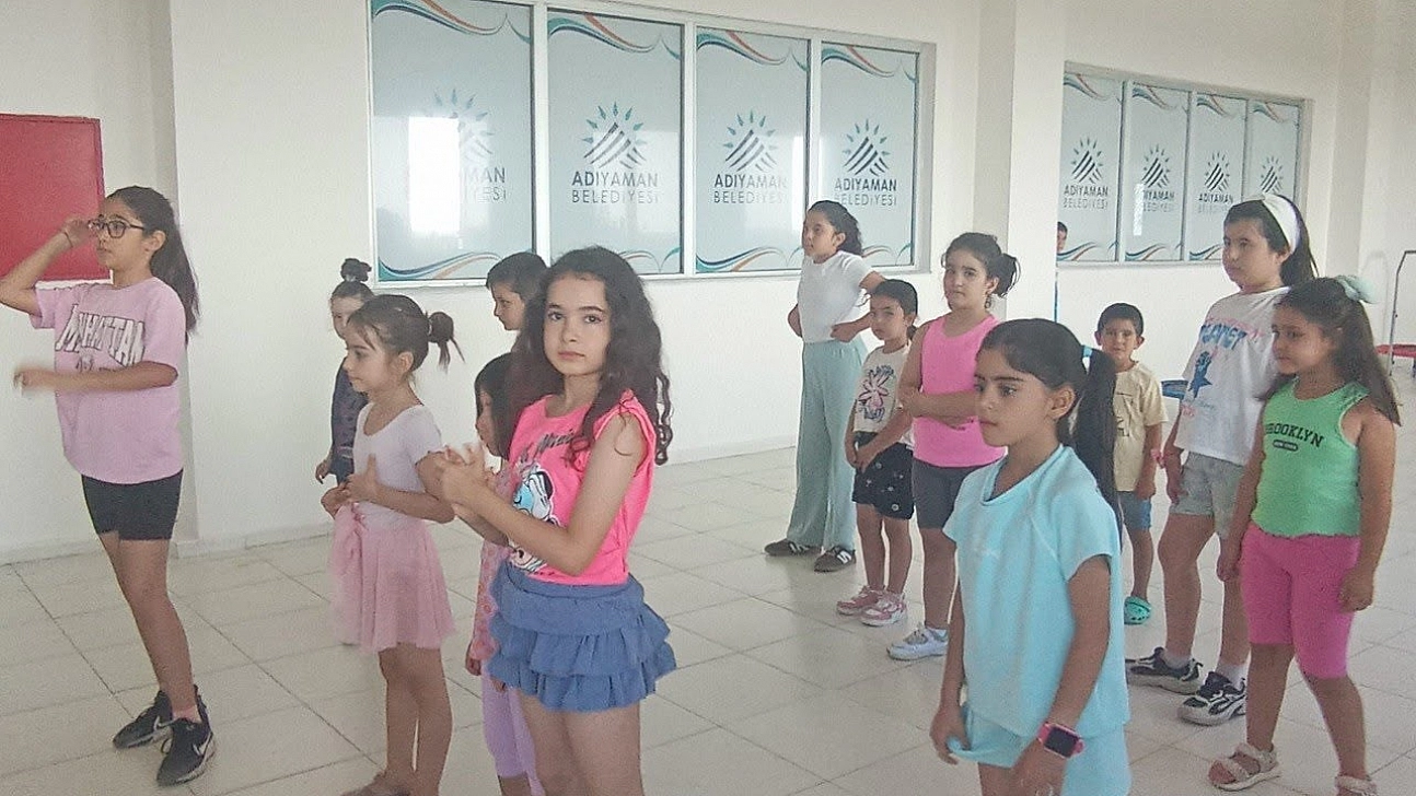 Çocuklar zumba ile hem eğleniyor hem spor yapıyor
