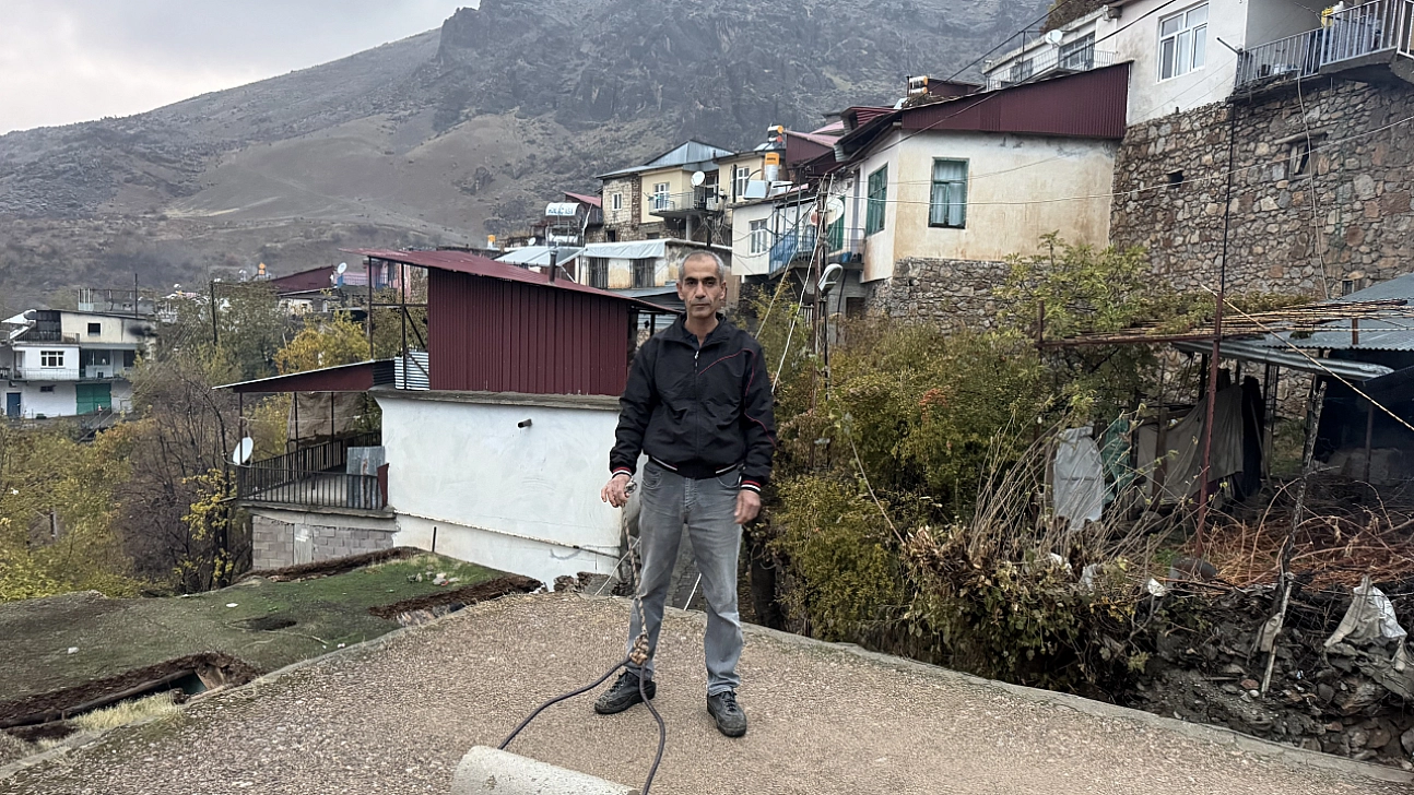 Çüngüş'te toprak evlere loğ çekiliyor