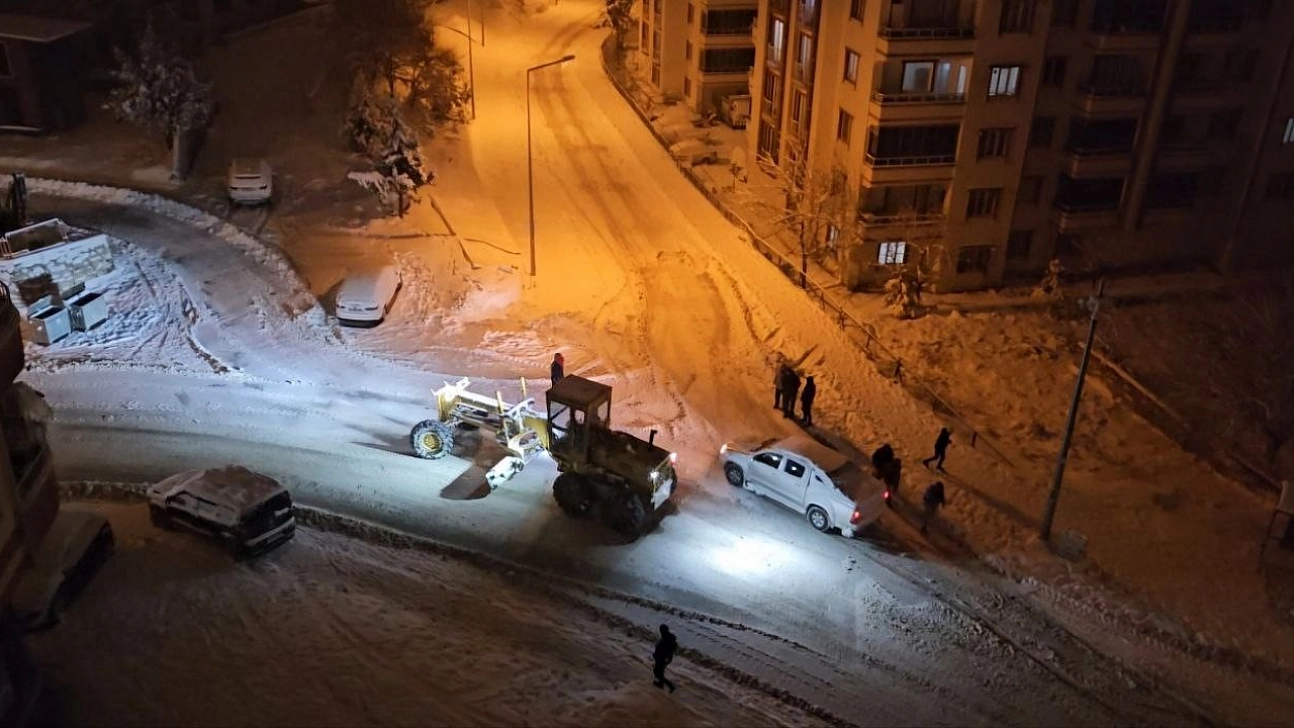 Darende Belediyesi'nin kar mesaisi sürüyor