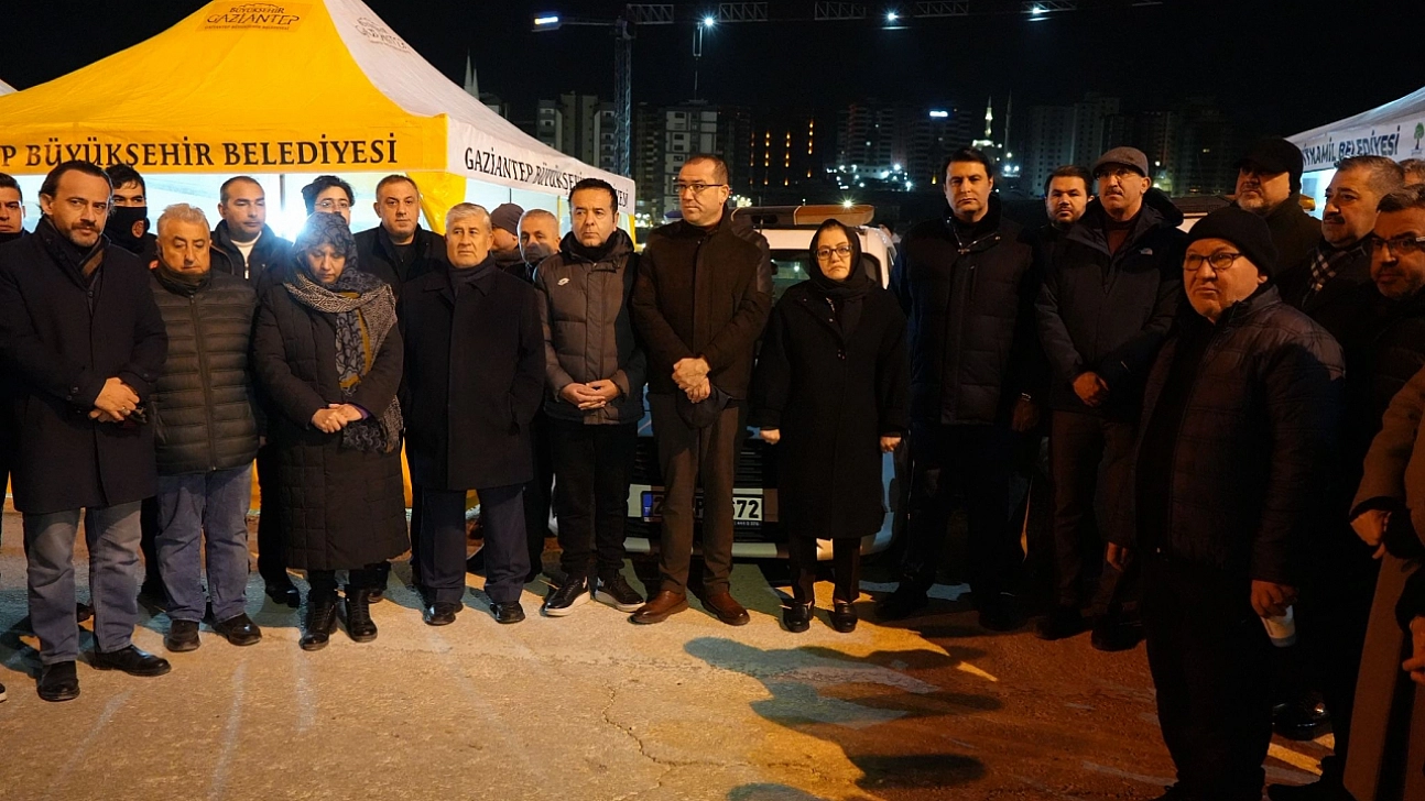 Deprem şehitleri 3'üncü yılında göz yaşlarıyla anıldı