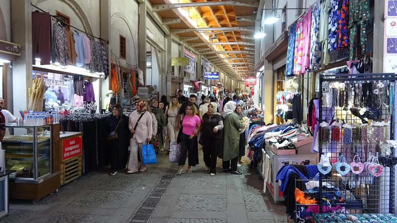 Deprem sonrası yeniden açıldı: Tarihi Çarşıda hareketlilik arttı