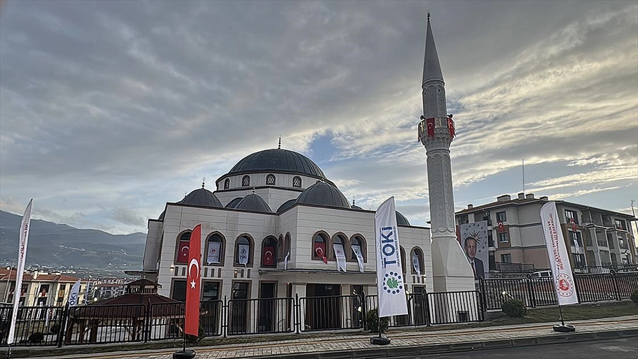 Depremlerde hasar gören camilerin yerine yenileri yapılıyor