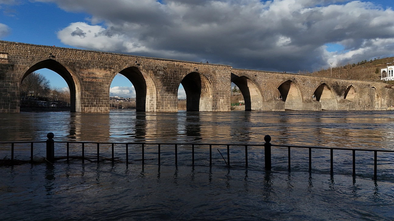 Dicle Nehri'nde yükselen su seviyesi dronla görüntülendi