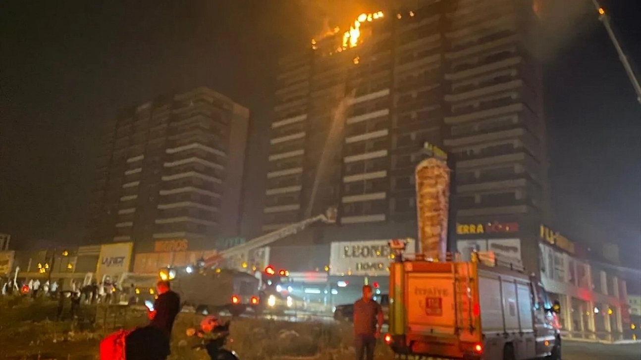 Diyarbakır'da plazada çıkan yangın söndürüldü