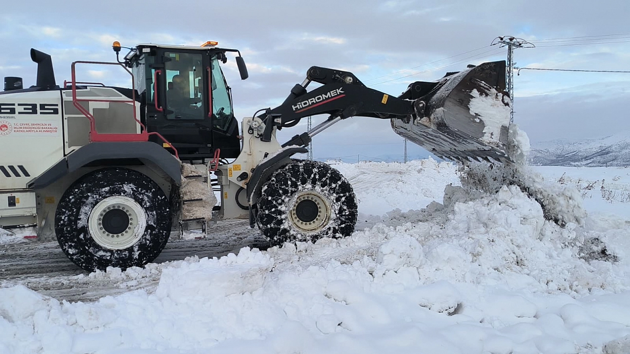 Doğanşehir'de ekiplerin kar mesaisi devam ediyor