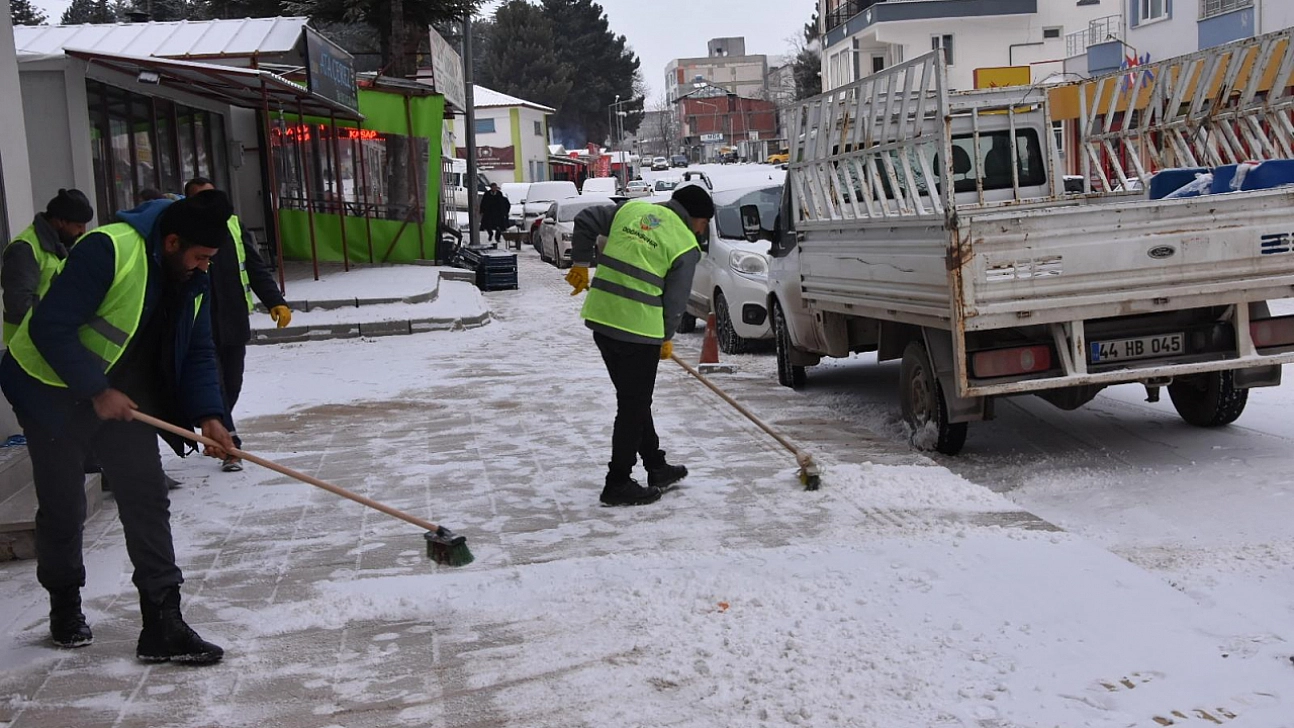 Doğanşehir'de kar etkili oldu