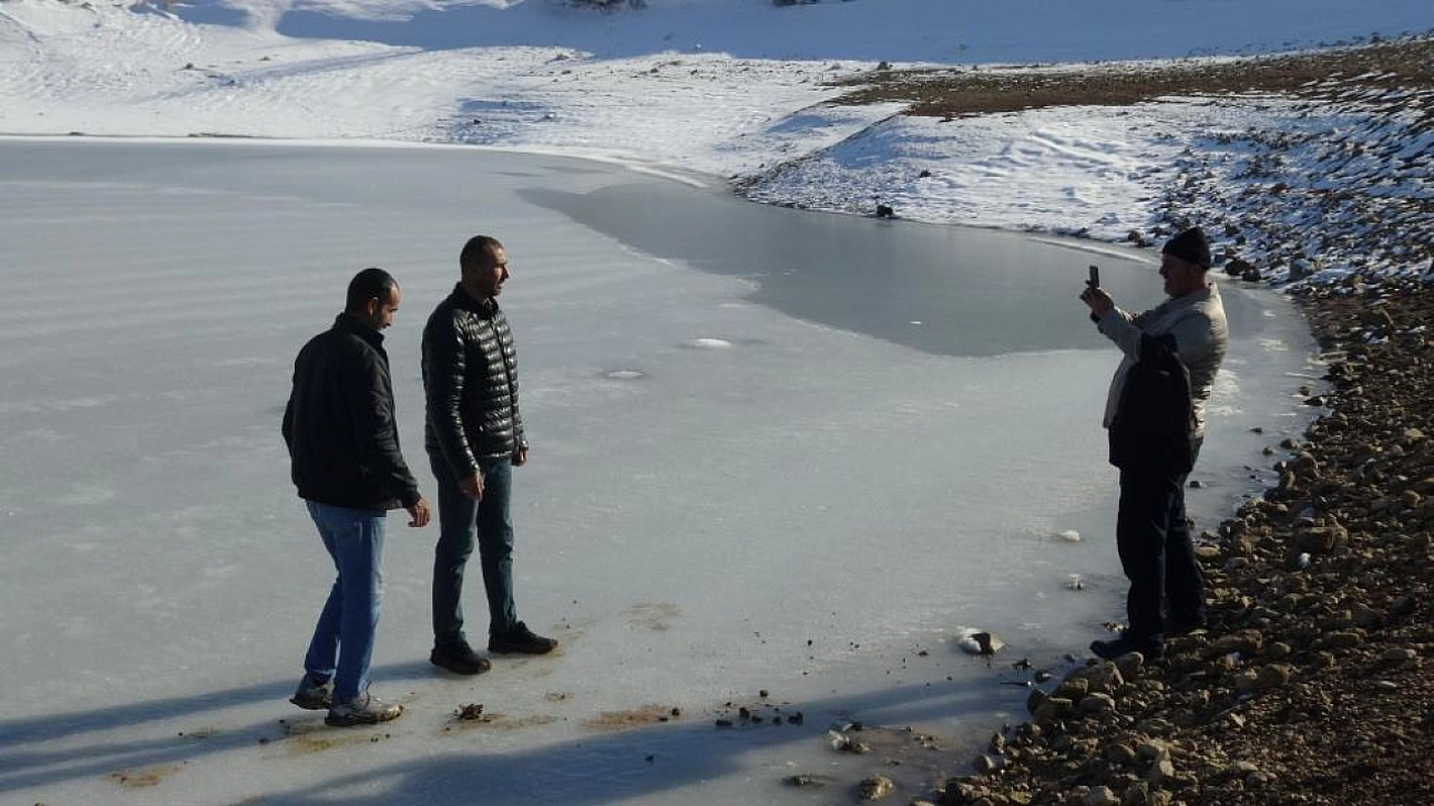 Donan göletin üstünde fotoğraf çektiler