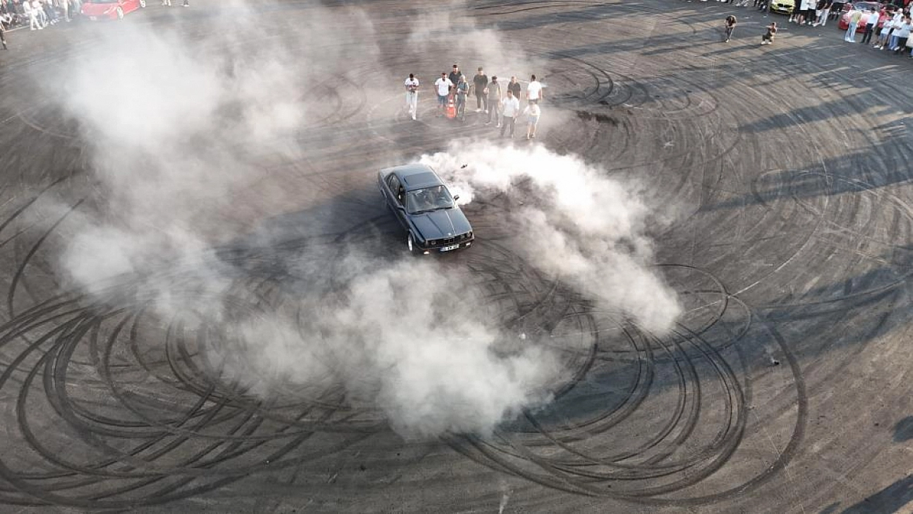 Drift atmak için ara sokakları tercih etti
