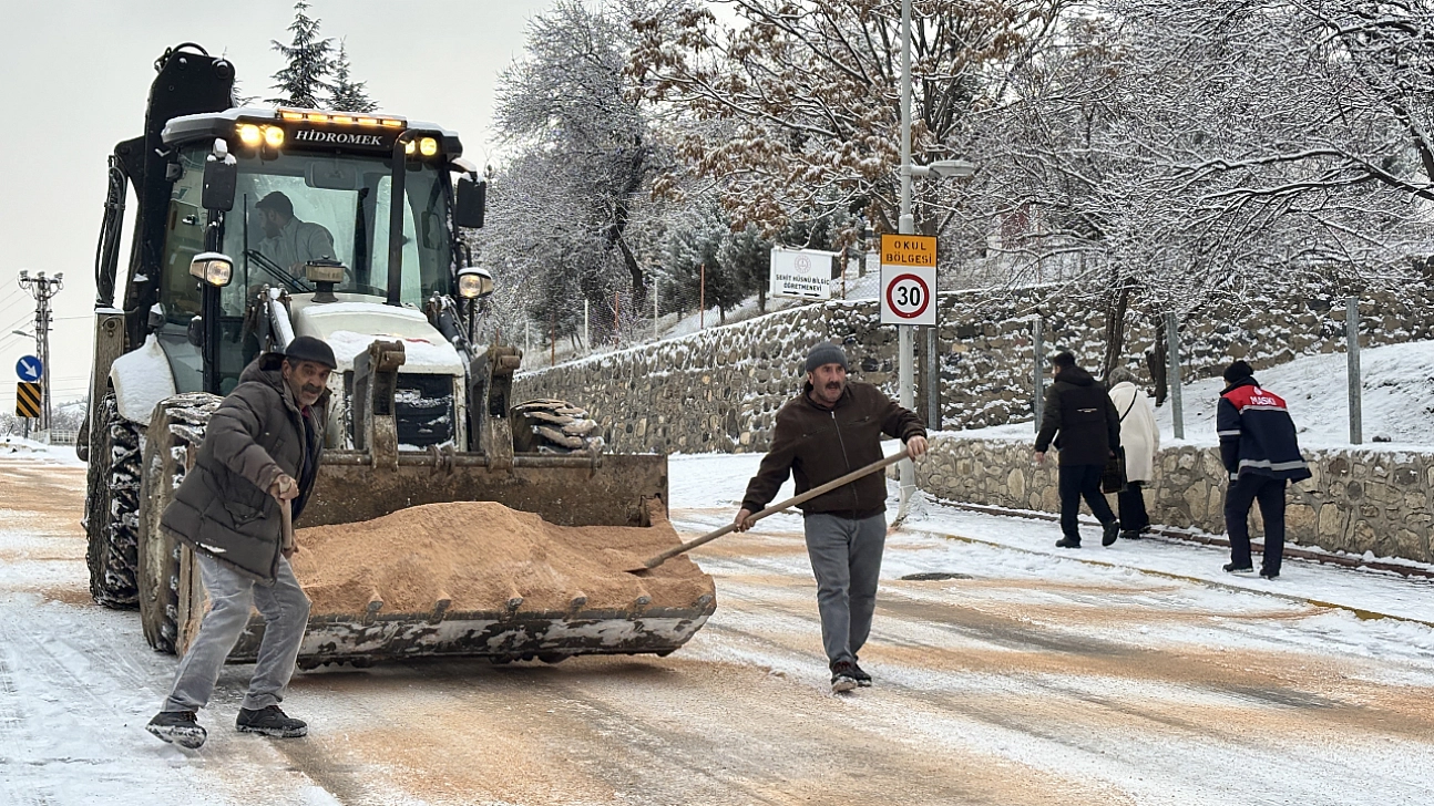 Ekipler Kar Yağışına Karşı Sahada
