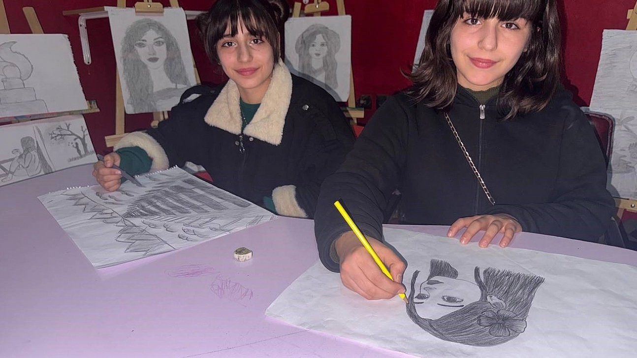 Engel tanımayan ikizlerin resim aşkı