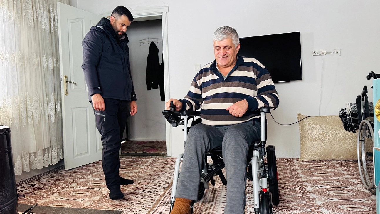 Engelli vatandaşa akülü sandalye desteği