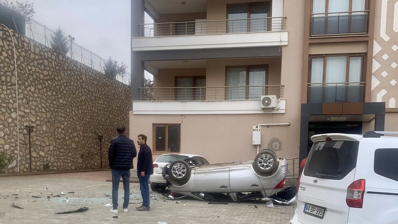 Geri Vites Yerine İleriye Alınca Otomobil Aşağıya Düştü