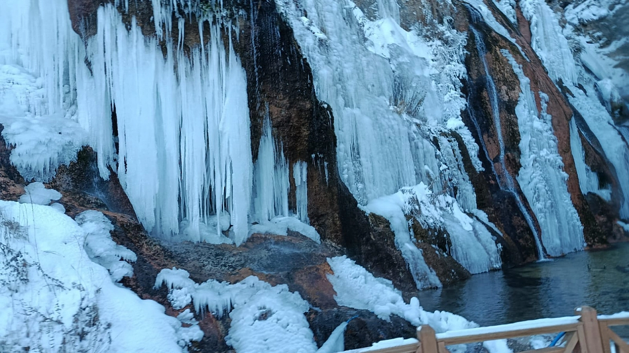 Günpınar Şelalesi dondu! Dev sarkıtlar oluştu