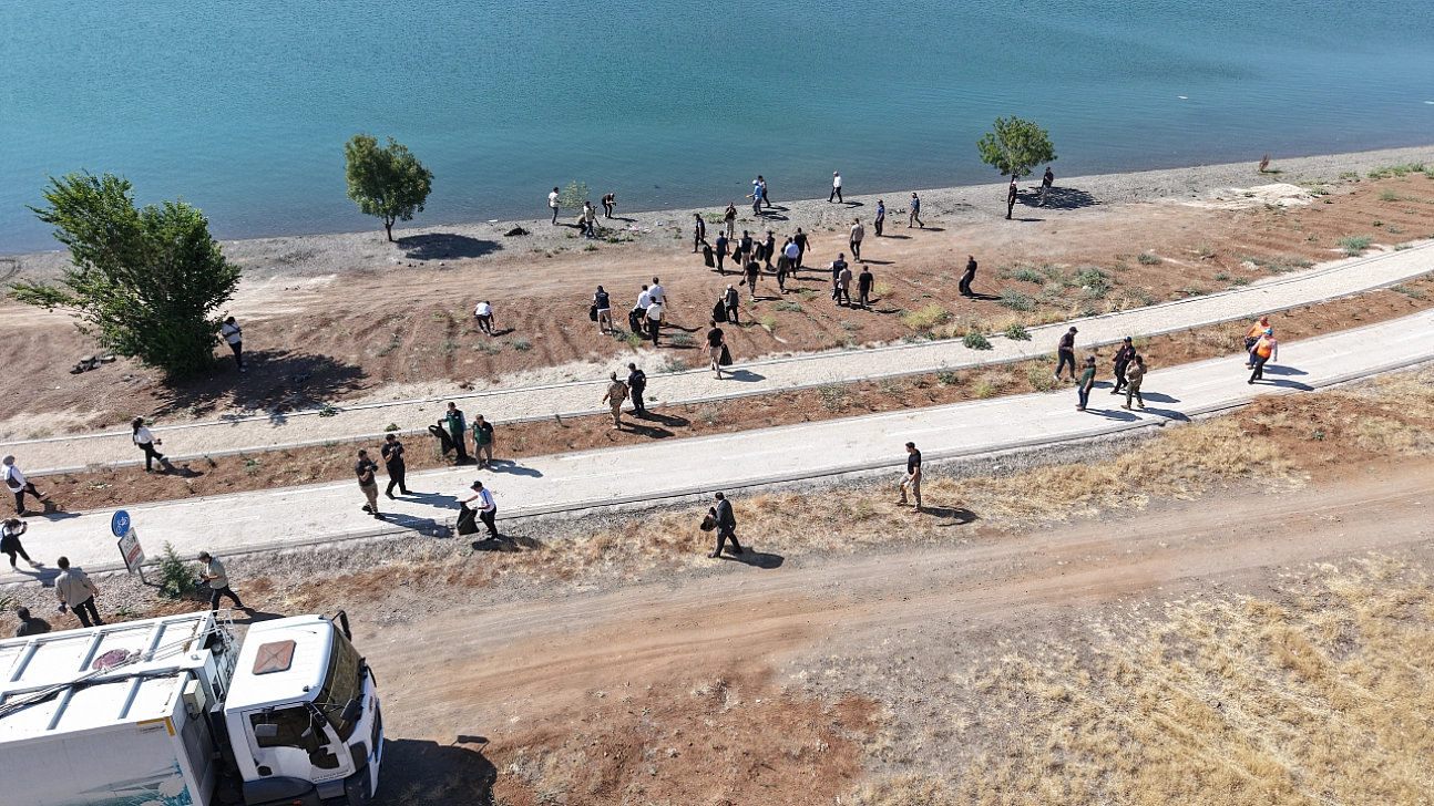 Hazar Gölü'nün çevresi temizlendi