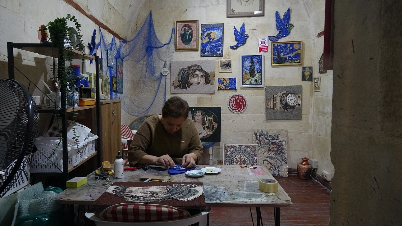 Hobi olarak başladığı mozaik sanatında dünyaya açılmak istiyor