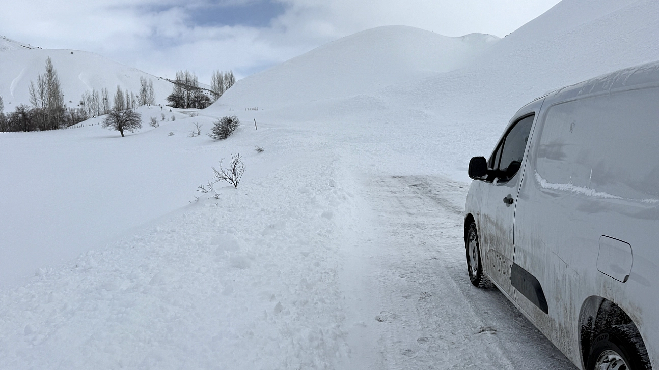 İlçe yoluna çığ düştü: Ekipler sevk edildi