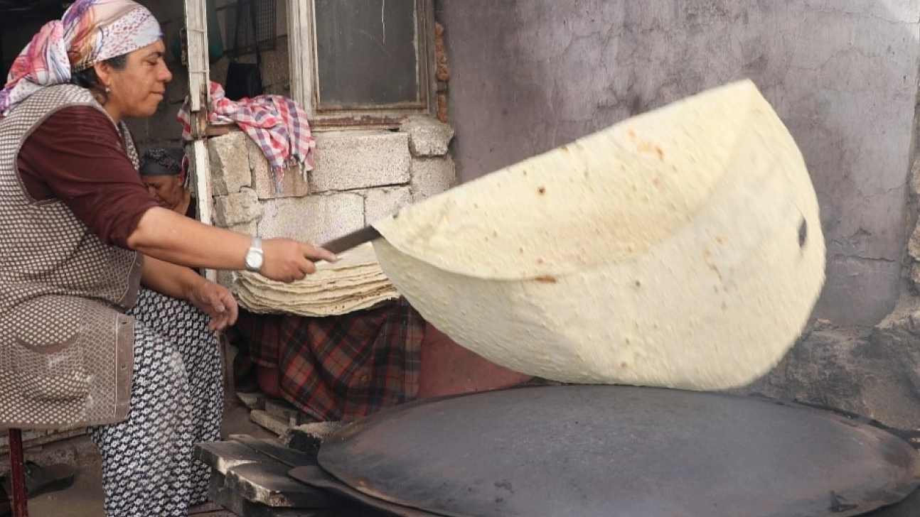 Kadınların imece usulü yufka ekmek mesaisi