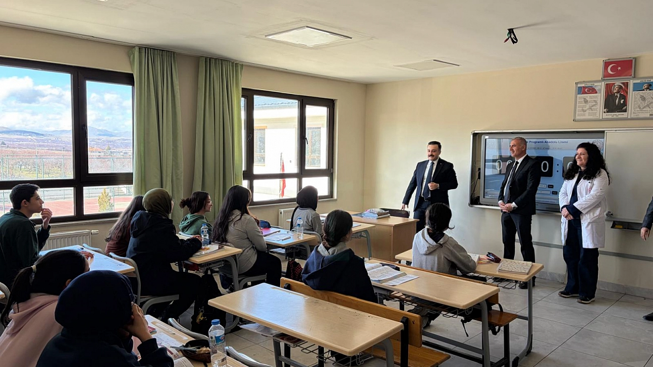 Kale Kaymakamı Batı, öğrencilerle bir araya geldi