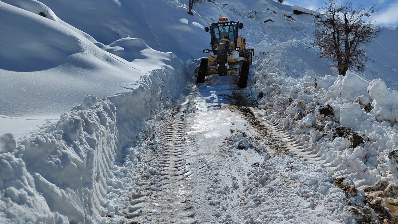 Kapalı yolların açılması için çalışmalar sürüyor