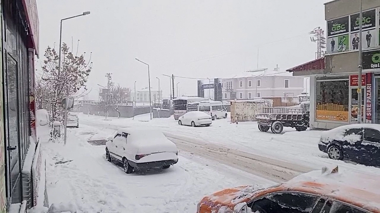 Kar yağışı ilçeyi beyaza bürüdü